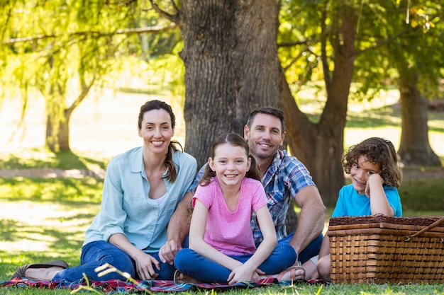 Famiglia felice in un pic-nic nel parco