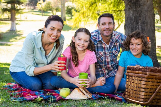 Famiglia felice in un pic-nic nel parco