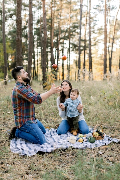 famiglia felice in un picnic nella foresta