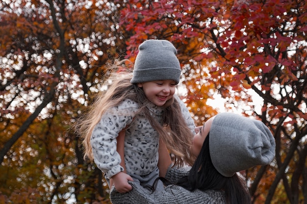 Famiglia felice in una passeggiata autunnale