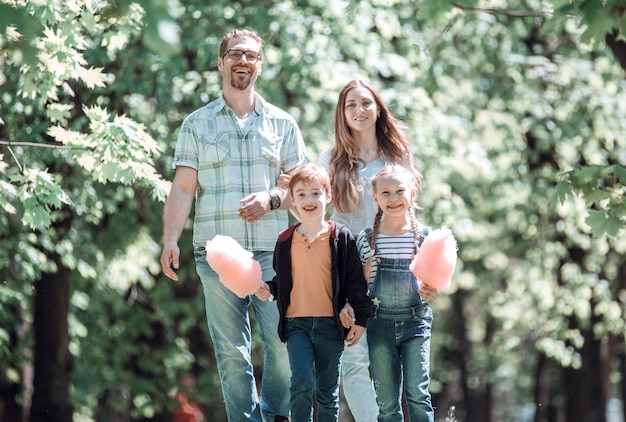 Famiglia felice in una passeggiata in una giornata estivail concetto di intrattenimento per la famiglia