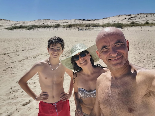 Famiglia felice in vacanza al mare