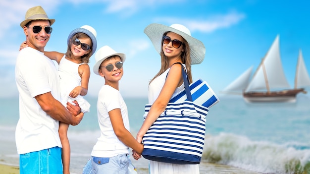 Famiglia felice in vacanza che cammina insieme