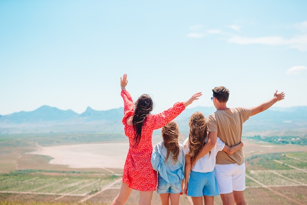 Famiglia felice in vacanza in montagna