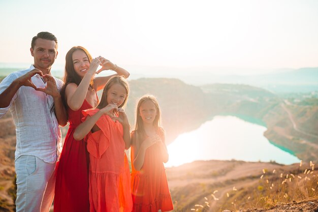 Famiglia felice in vacanza in montagna