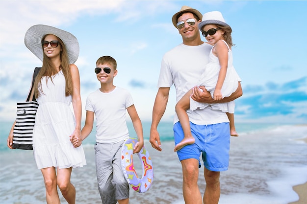 Famiglia felice in vacanza sulla spiaggia