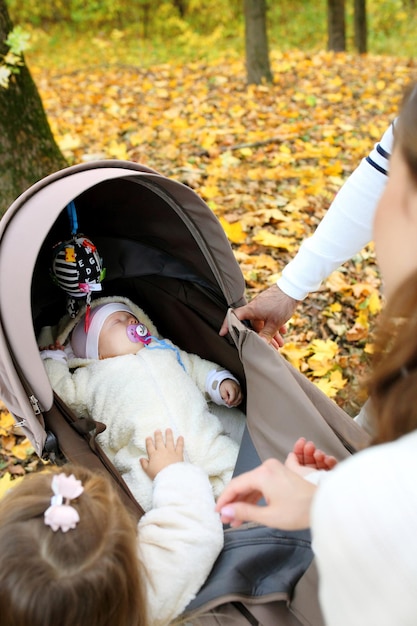 Famiglia felice insieme nella natura gialla Giornata autunnale