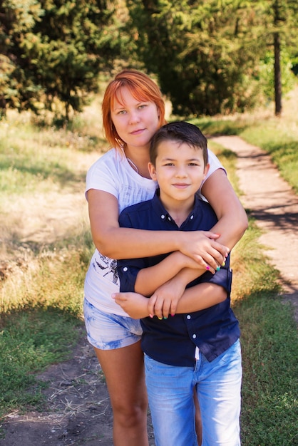 famiglia felice insieme nella natura