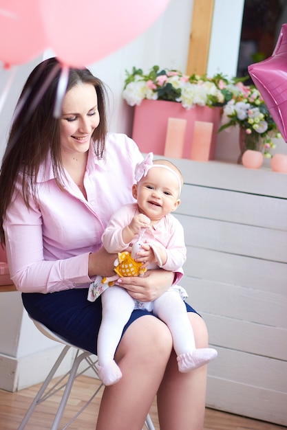 Famiglia felice. Madre con il suo bambino piccolo nel soggiorno interno luminoso. Celebrazione della festa della mamma con regali e fiori