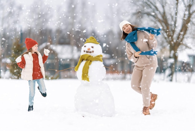 Famiglia felice Madre e bambina durante una passeggiata invernale nella natura