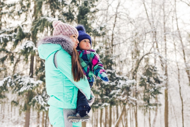 Famiglia felice. Madre e bambina in una passeggiata invernale nella natura.