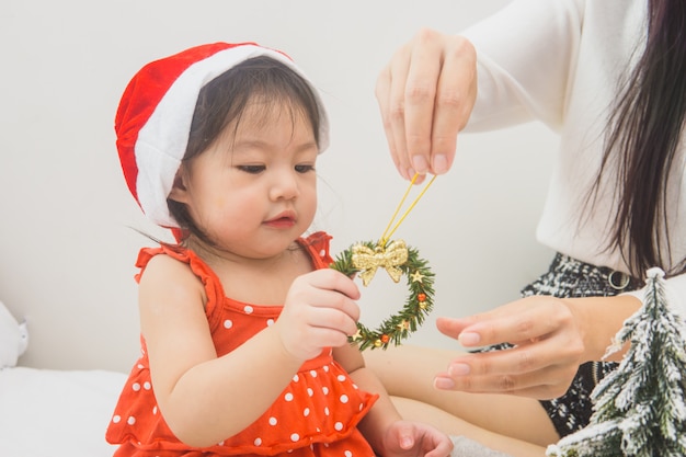 Famiglia felice madre e bambino che giocano a casa durante le vacanze di Natale.