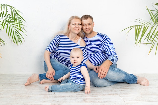 Famiglia felice: madre, padre e bambino in un'immagine del mare in giubbotti si divertono, il concetto di viaggio e ricreazione