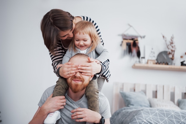 Famiglia felice madre, padre e figlia a casa