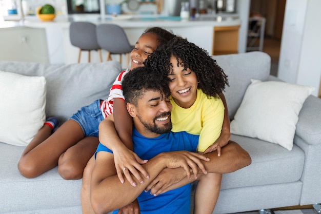 Famiglia felice madre padre e figlia figlia ridere e divertirsi a casa Felice famiglia afroamericana rilassante