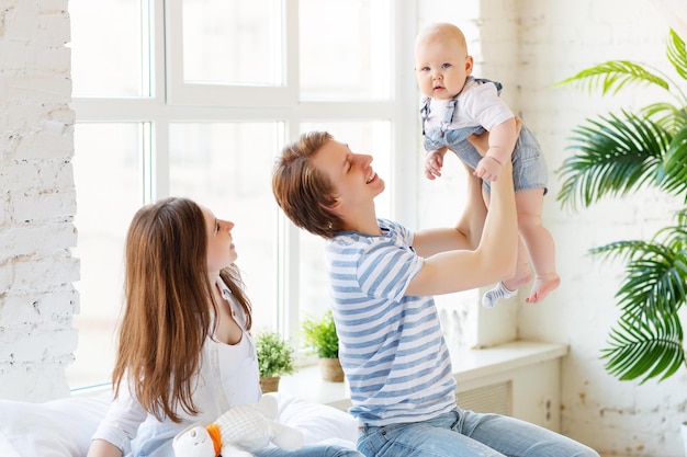 Famiglia felice madre padre e figlio a letto