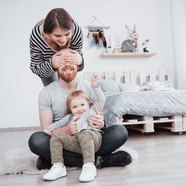 Famiglia felice madre, padre, figlia a casa