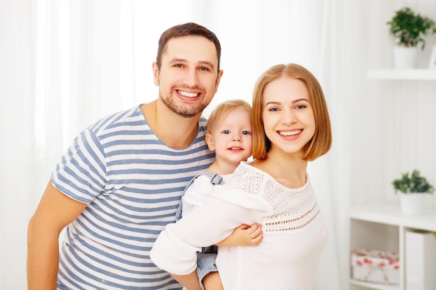 Famiglia felice madre padre figlio figlio a casa