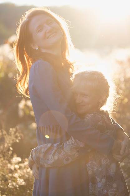 Famiglia felice. mamma e figlia sorridenti nel parco autunnale.