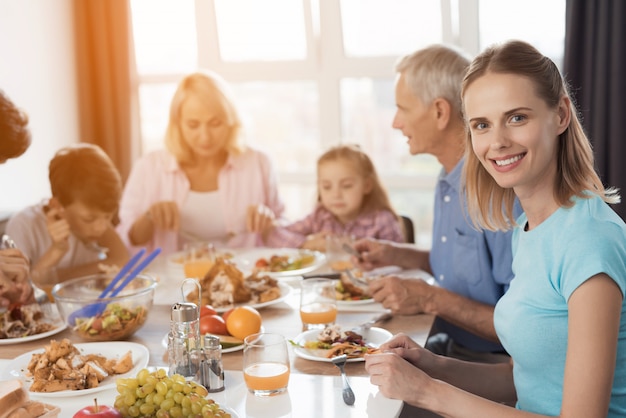 Famiglia felice mangia cibo delizioso.