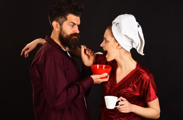 Famiglia felice. Marito e moglie fanno colazione insieme. Caffè al mattino. Concetto di relazione.