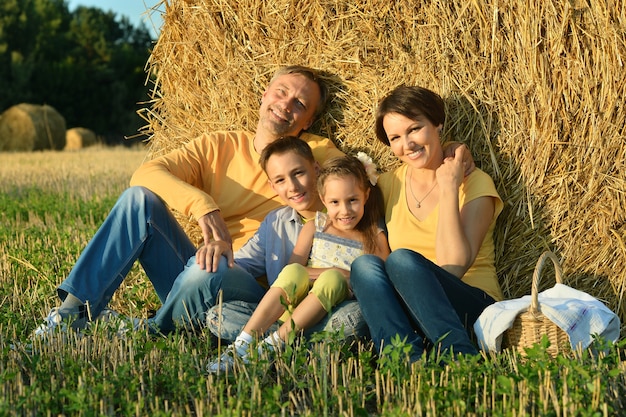 Famiglia felice nel campo di grano in giornata di sole