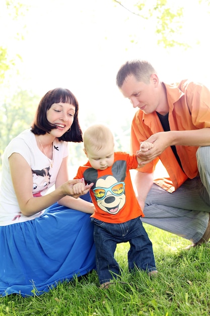 Famiglia felice nel parco a giocare