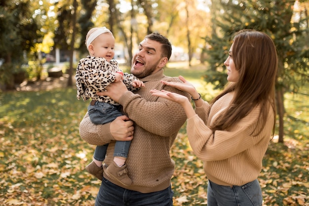 Famiglia felice nel parco autunnale che ride