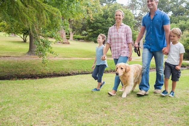 Famiglia felice nel parco con il loro cane