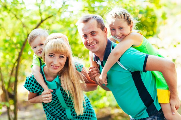 Famiglia felice nel parco. Felicità.