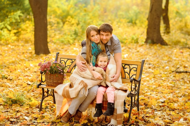 Famiglia felice nel parco in una giornata d'autunno