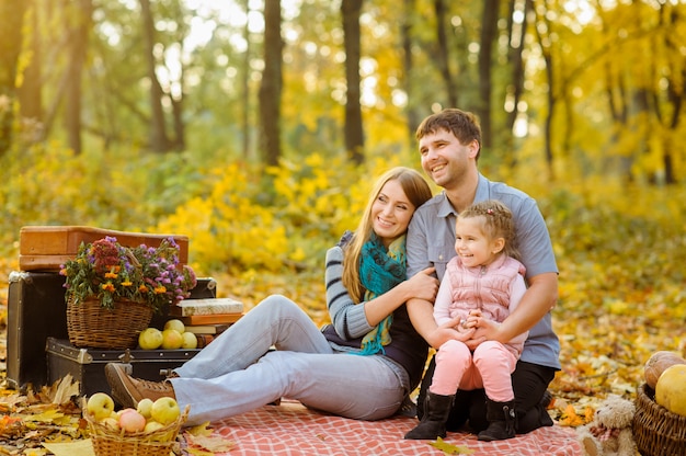 Famiglia felice nel parco in una giornata d'autunno