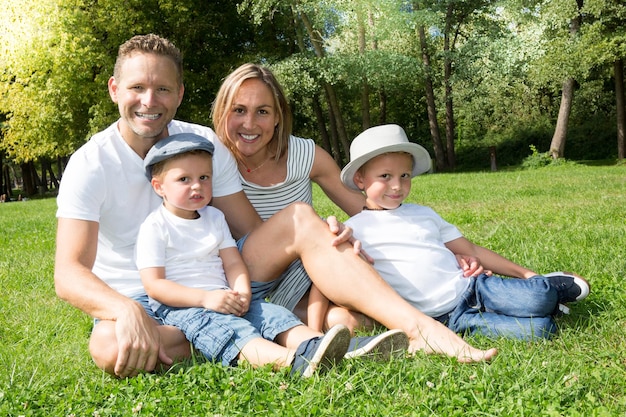 Famiglia felice nel parco insieme su un soleggiato