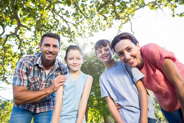 Famiglia felice nel parco insieme