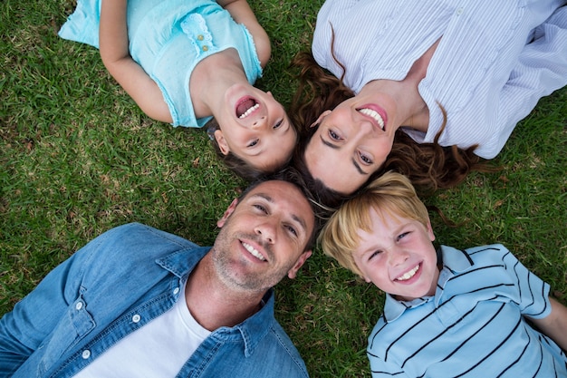 Famiglia felice nel parco insieme