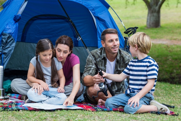 Famiglia felice nel parco insieme