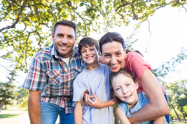 Famiglia felice nel parco insieme