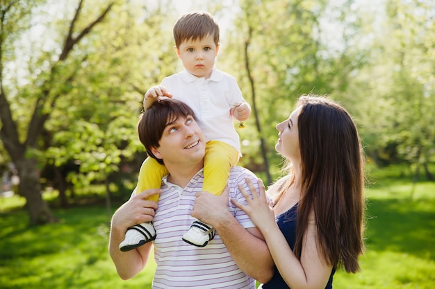 Famiglia felice nel parco