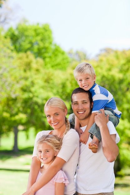 Famiglia felice nel parco