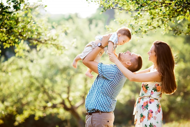 Famiglia felice nel parco