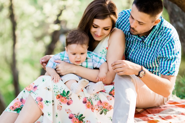 Famiglia felice nel parco