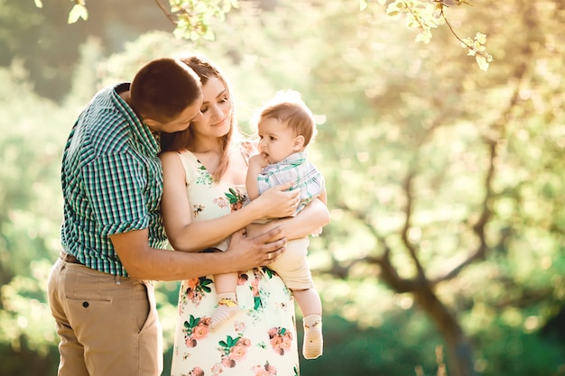 Famiglia felice nel parco