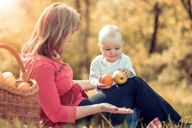 Famiglia felice nel parco