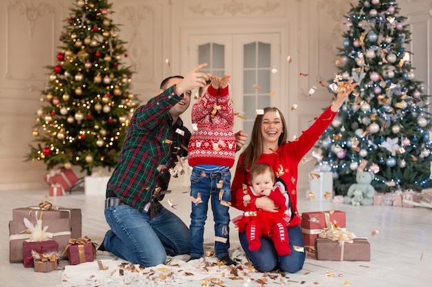 Famiglia felice nel periodo natalizio