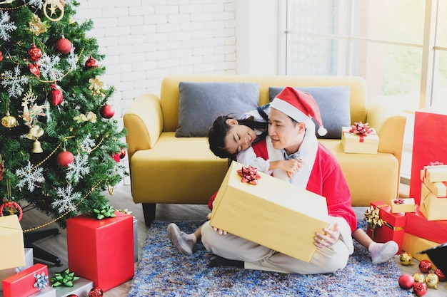 Famiglia felice nel periodo natalizio.