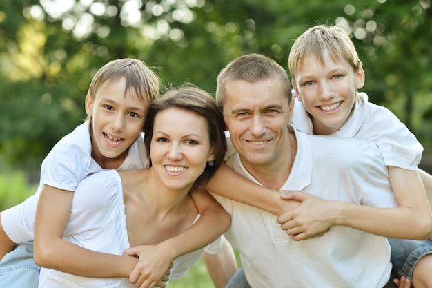 Famiglia felice nel verde parco estivo