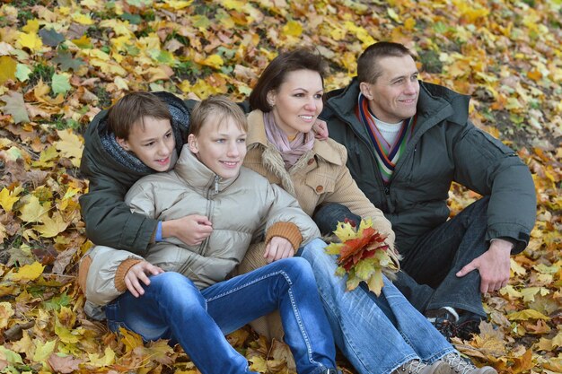 Famiglia felice nella foresta d'autunno