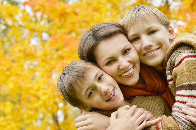 Famiglia felice nella foresta d'autunno