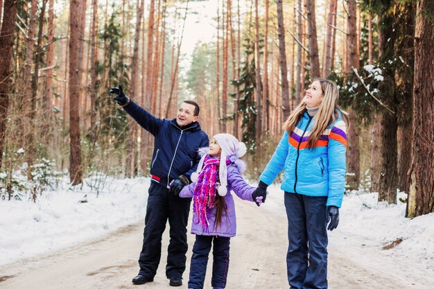 Famiglia felice nella foresta invernale