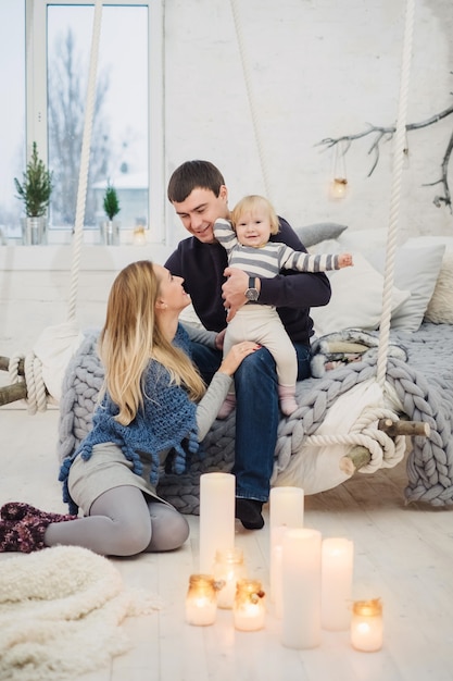 Famiglia felice nella nuova accogliente casa in stile scandinavo